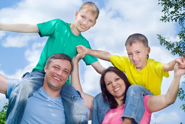Niños felices con familia —  Fotos de Stock