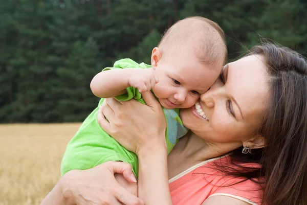 Glückliches Neugeborenes mit Mutter — Stockfoto