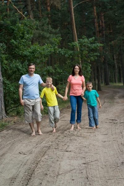 Familie in het bos — Stockfoto