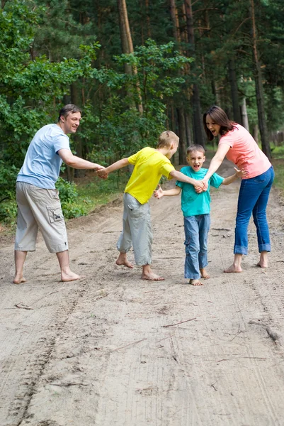 Rodina čtyř chůze — Stock fotografie