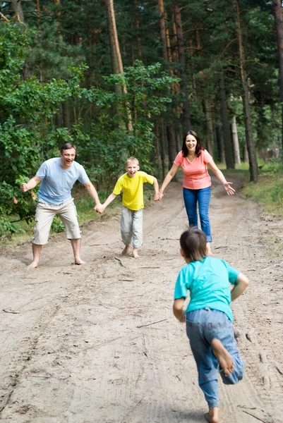 Famiglia di quattro persone a piedi — Foto Stock