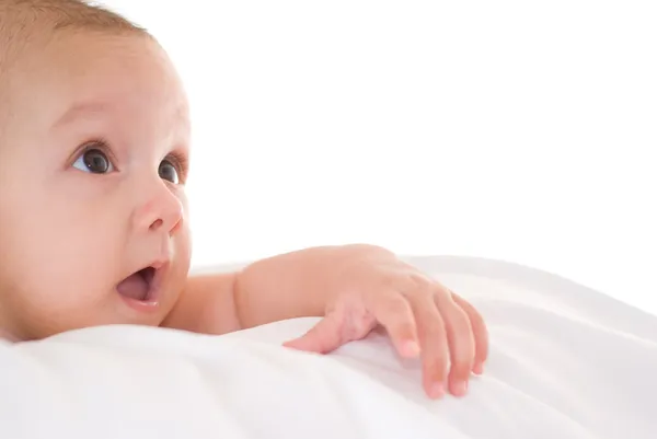 Encantador recién nacido en un blanco — Foto de Stock