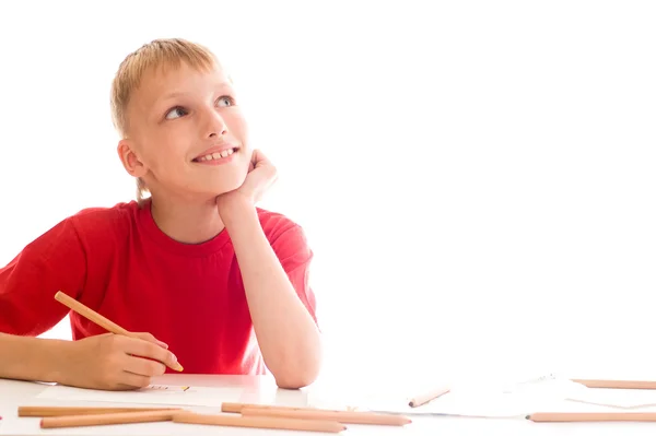 Schöner Junge zeichnet am Tisch — Stockfoto