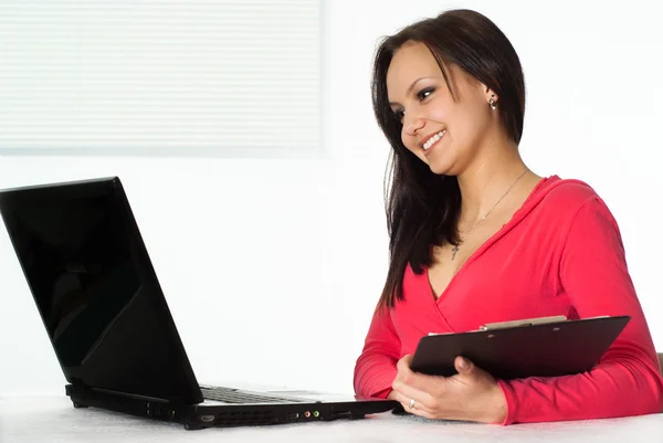 Chica en el rojo con un ordenador portátil —  Fotos de Stock