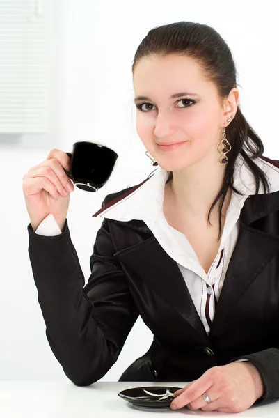 Mulher beber em um terno de negócios preto — Fotografia de Stock