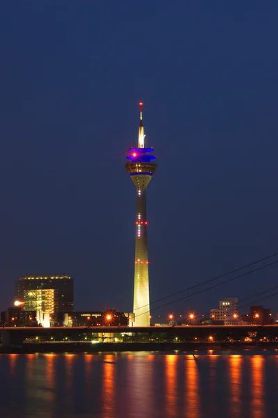 Głoska Bezdźwięczna Port Medienhafen Düsseldorf Wieżę Rheinturm Nocą — Zdjęcie stockowe