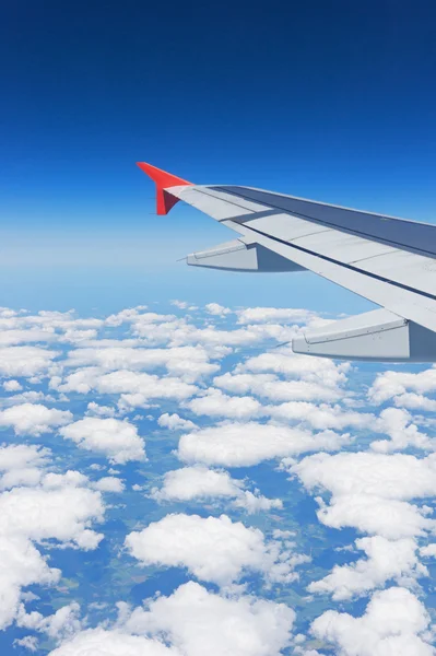 Vleugel Van Het Vliegtuig Onder Wolken — Stockfoto