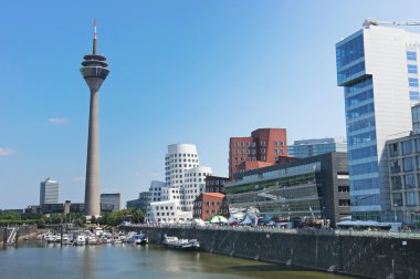 Dusseldorf kule medya bağlantı noktası (Medienhafen) ve Rheinturm