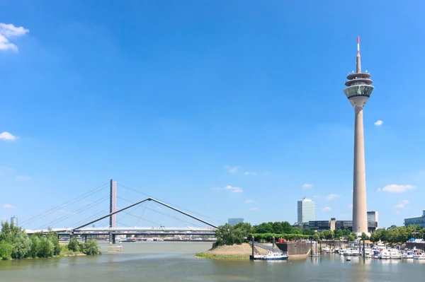 Рейнтурмская башня Дюссельдорфа — стоковое фото
