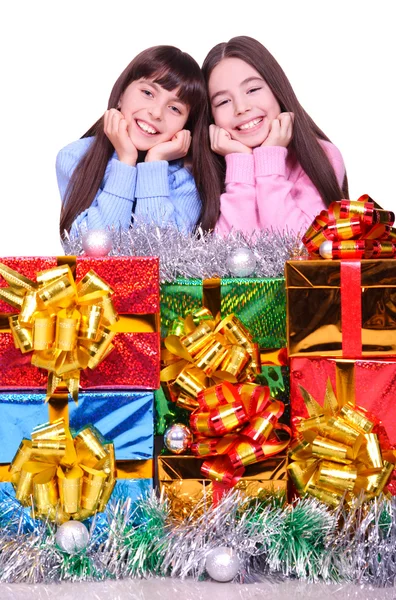 Zwei Kleine Mädchen Mit Einer Geschenkbox Isoliert Auf Weiß — Stockfoto