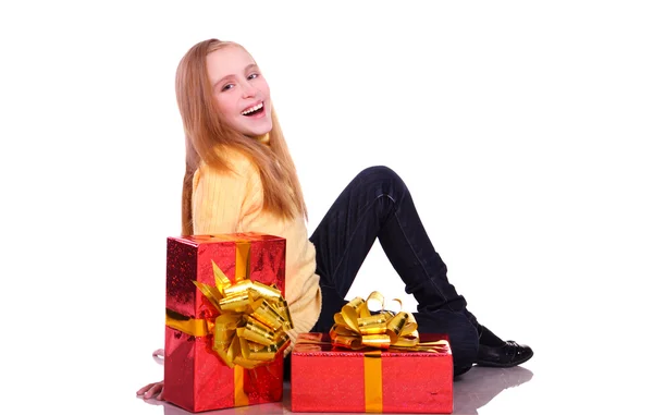 Schöne Lächelnde Mädchen Mit Einem Geschenk Isoliert Auf Weiß — Stockfoto