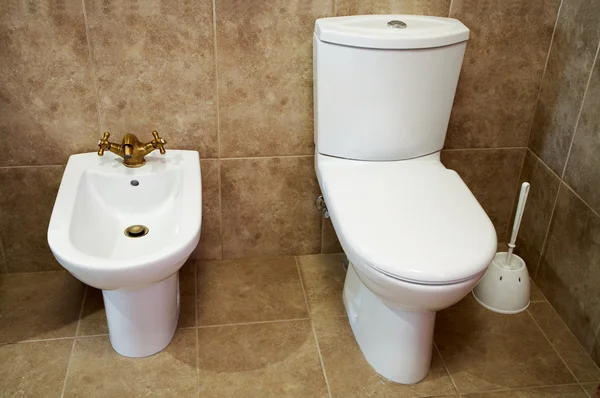 Toilettenschüssel und Bidet — Stockfoto