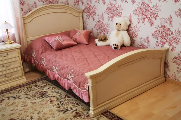 Brinquedos em uma cama — Fotografia de Stock