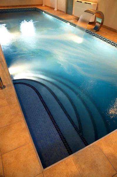 Zwembad met huidige water — Stockfoto