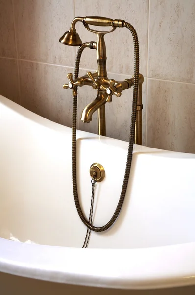 Der schöne Bronze-Wasserhahn — Stockfoto