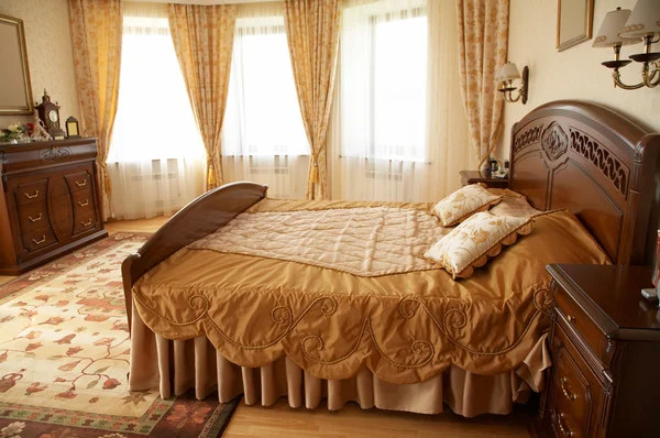 Кровать с двумя подушками — стоковое фото