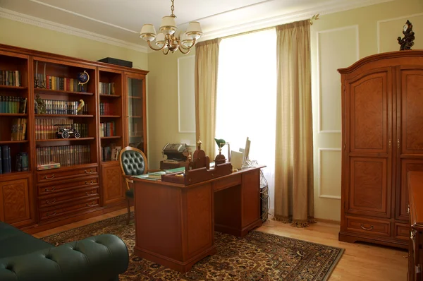 Книжный шкаф, стол и стул — стоковое фото
