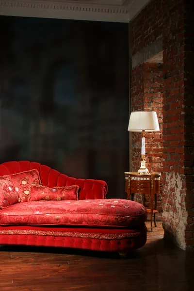 Όμορφο κόκκινο καναπέ — Φωτογραφία Αρχείου