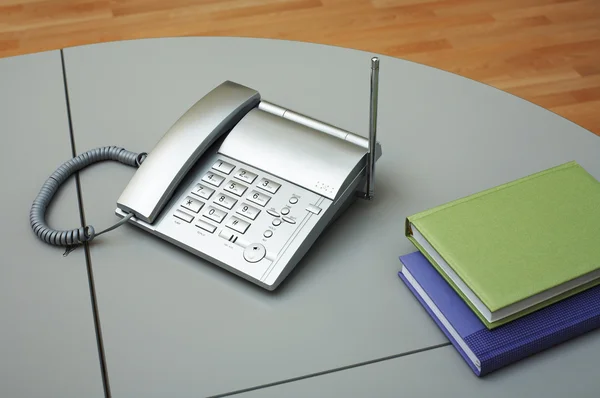 Телефон и две книги — стоковое фото