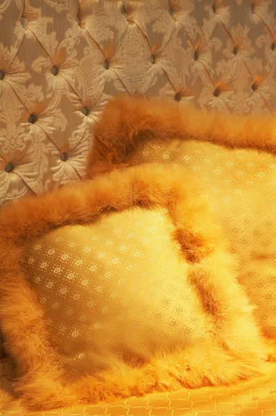 Дві жовті подушки — стокове фото