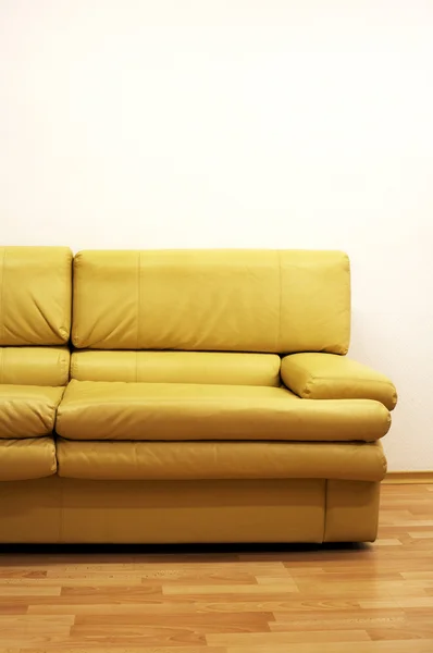 Κίτρινο καναπέ — Φωτογραφία Αρχείου