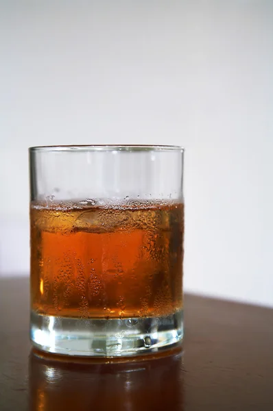 Bicchiere di whisky con ghiaccio — Foto Stock
