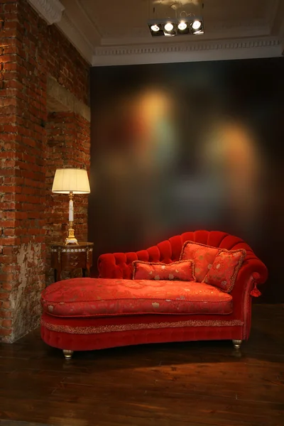 Sofa merah dan lampu — Stok Foto