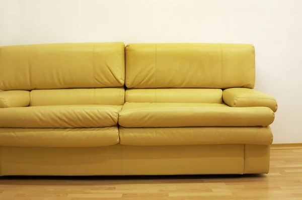 Gele sofa — Stockfoto