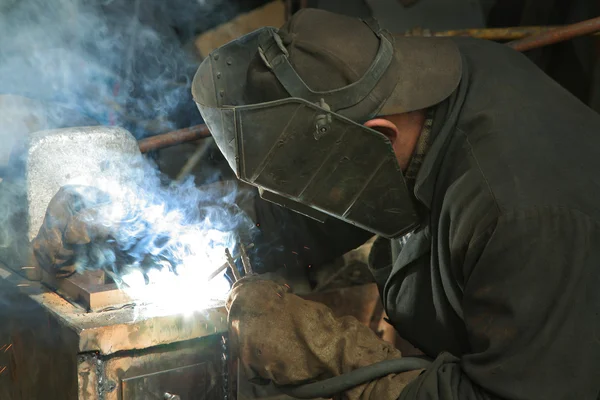 Worker is engaged in welding — Stock Photo, Image