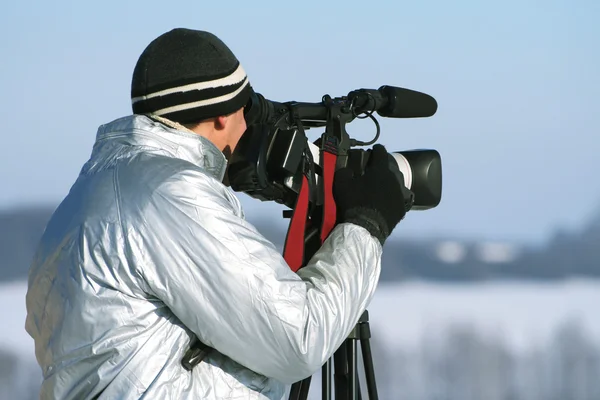 Gazeteci ile bir videocamera — Stok fotoğraf