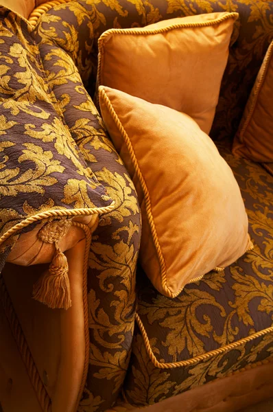 Μαξιλάρια σε ένα όμορφο καναπέ — Φωτογραφία Αρχείου