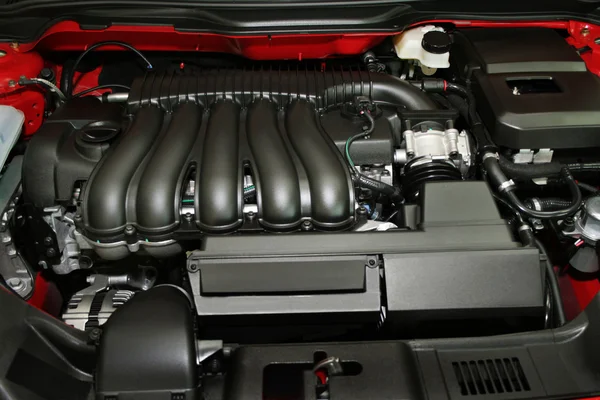 Двигатель современного автомобиля — стоковое фото