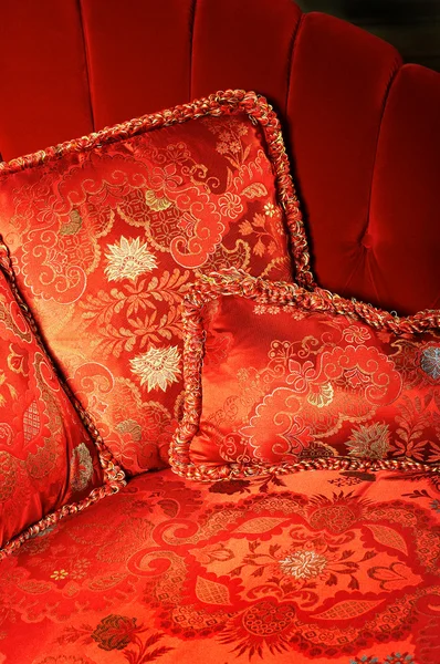 Travesseiro vermelho com um ornamento — Fotografia de Stock