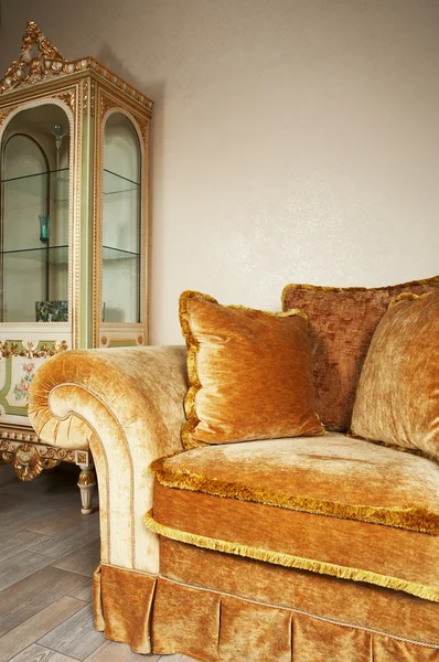 Апельсиновый диван с подушками — стоковое фото