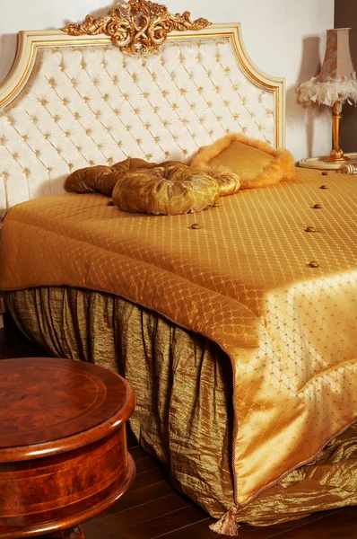 Elegantní manželská postel — Stock fotografie