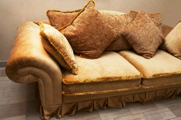 Sofa mit weichen Kissen — Stockfoto