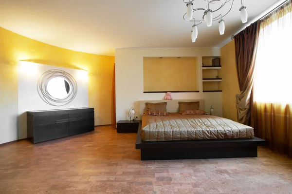 Yatak odası ve bir ayna — Stok fotoğraf