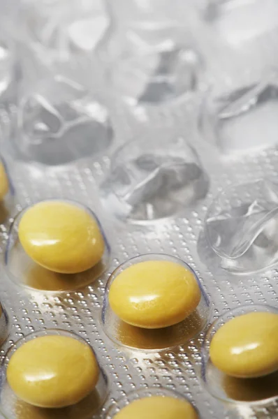 Gelbe und runde Tabletten — Stockfoto