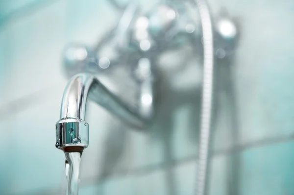 Water kraan in een badkamer — Stockfoto