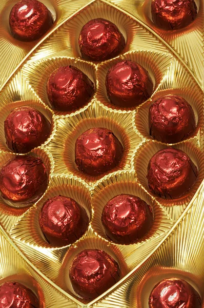 Čokolády v červené fólie — Stock fotografie