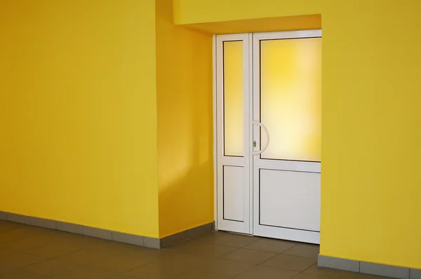 Желтая комната — стоковое фото