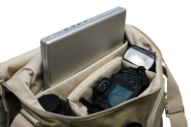 bir çanta içinde laptop