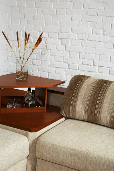 Sofá e pequena mesa — Fotografia de Stock