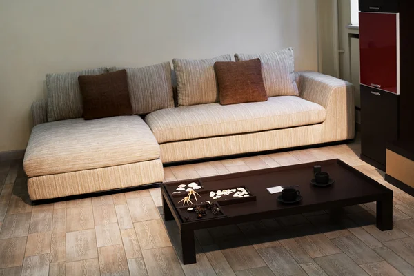 Schönes Sofa mit Kissen — Stockfoto