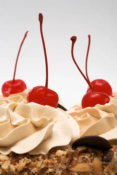 Pastel dulce con cerezas — Foto de Stock