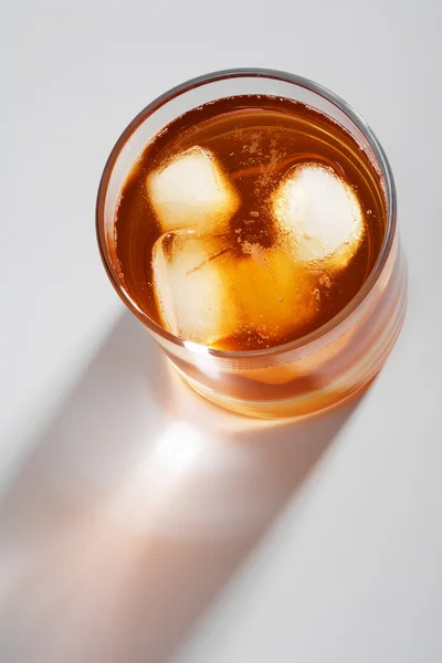 Bicchiere di whisky con ghiaccio — Foto Stock