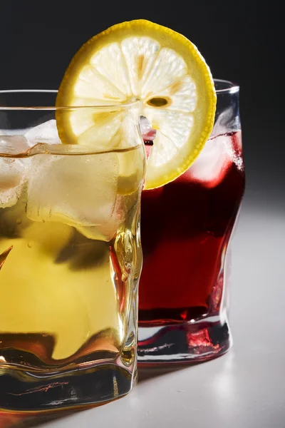 Cocktail, a lemon and an ice — Stock Photo, Image