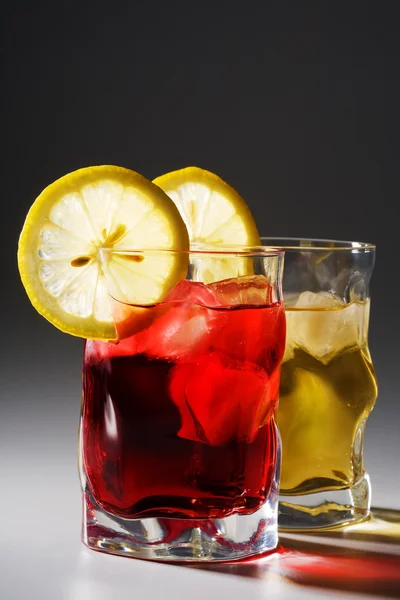 Cocktail, um limão e um gelo — Fotografia de Stock