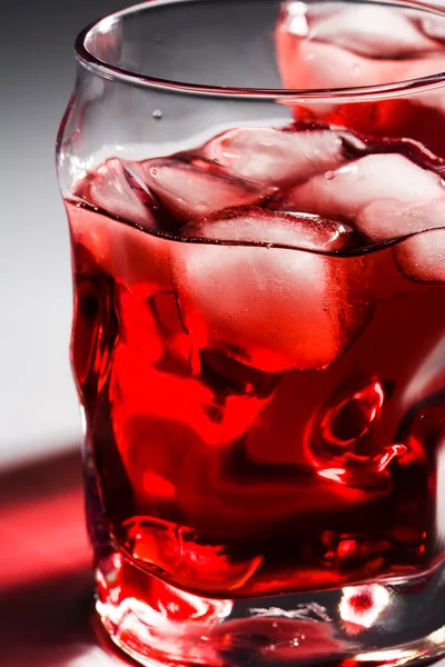 Cocktail e un ghiaccio — Foto Stock