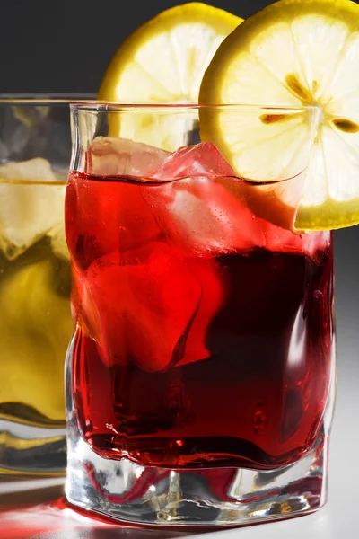 Kokteyl, limon ve bir buz — Stok fotoğraf